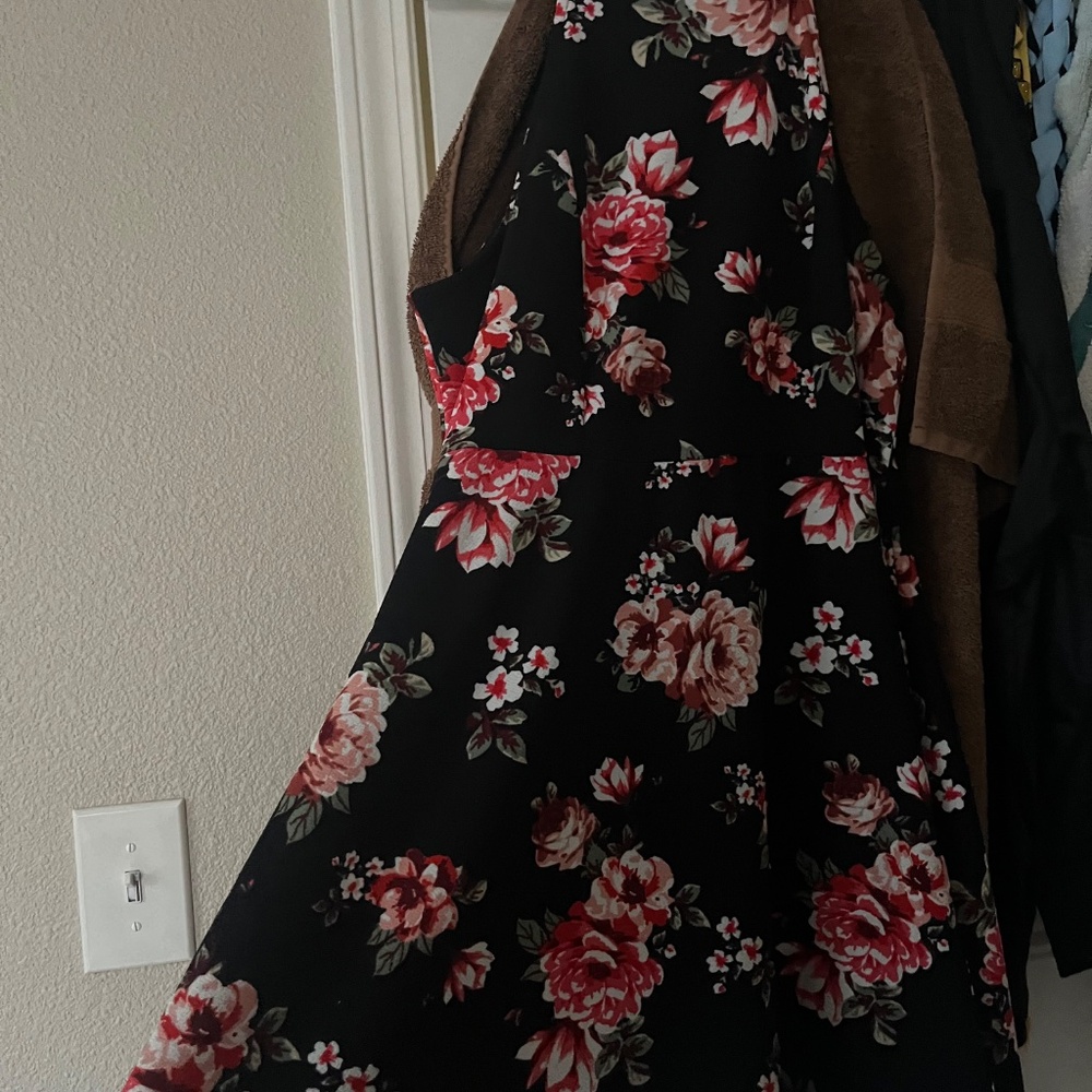 Dresses - Picture 3 of 4